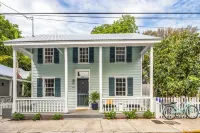 Charming + Circa 1889 Historic Eyebrow Home - مسبح خاص