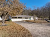 Cave Springs Country Home Close to Everything NWA Has to Offer