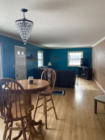 3 bedroom/2 bath home; close to EAA. Large kitchen and outside deck area. Отели рядом с достопримечательностью «Университет Висконсин в Ошкош»