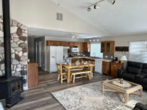 Cozy house in Indian River. Walking distance to Burt Lake and the public Beach.