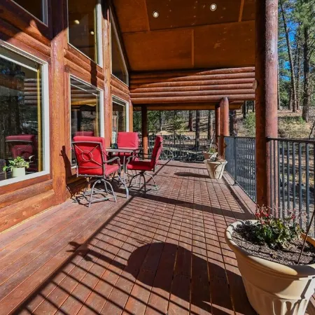 Log Cabin Getaway: WIFI, GameRoom, Firepit, pets OK!