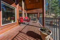 Log Cabin Getaway: WIFI, GameRoom, Firepit, pets OK!