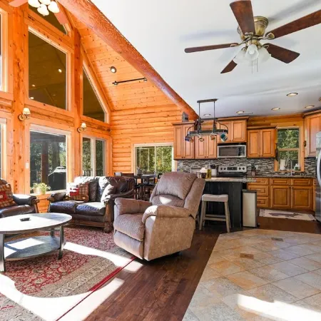 Log Cabin Getaway: WIFI, GameRoom, Firepit, pets OK!