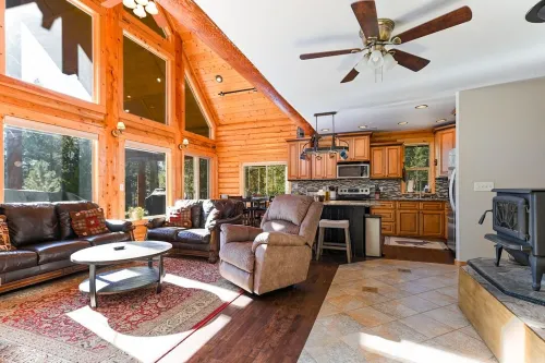 Log Cabin Getaway: WIFI, GameRoom, Firepit, pets OK!