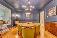 Lakefront LUXURY- Lg covered dock, HOT TUB, fire pit, kayaks + 2 game rms