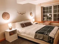 Cozy Lakefront Bungalow w firepit/dock/kayaks Hotels near Buttermilk Falls