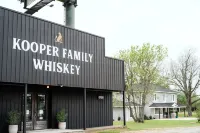 The Whiskey House 12 min from Round Top, steps away from Kooper Family Whiskey