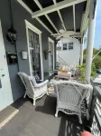 1.5 blocks to beach & mall! Dog friendly. Porches, yard, parking. AC. Sleeps 13. Hotel a Cape May