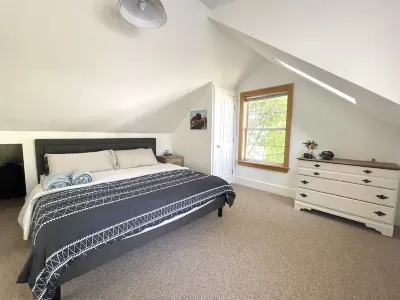 Historical 1st Floor 3BR APT Brunswick @ Bowdoin Hotel dekat Bowdoin College Visual Arts Center