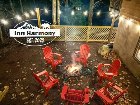 Oasis ~Lavish Lake Harmony Beauty-2 Gamerooms, Private Theatre, firepit, hot tub