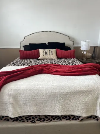 This is the cozy rooftop cottage Отели в г. Джеймстаун