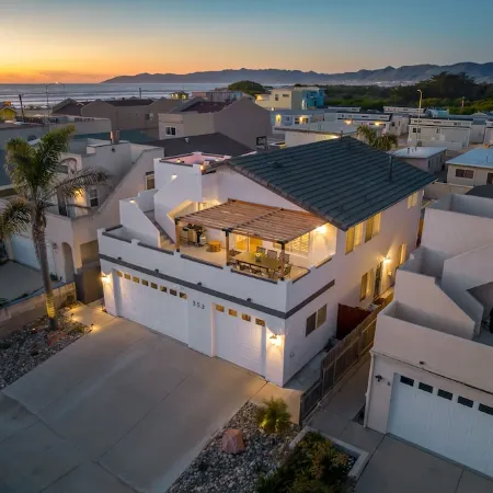 Steps Away From Pismo Beach with Poker/Foosball Table/EV Charger/BBQ grill