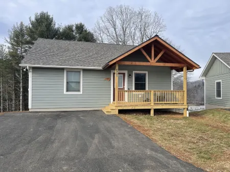 Beautiful mountain cottage - 2br 2ba - close to everything!!