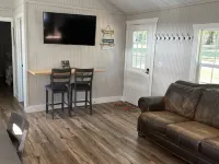 Cute cabin in nice quiet secluded area close to the water, The Coves Golf course Hotels in Cleora