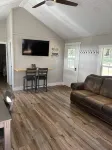 Cute cabin in nice quiet secluded area close to the water, The Coves Golf course