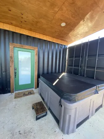Secluded Mountain Container - Hot Tub & King Bed
