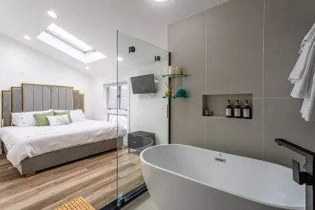 Spacious 4 Bdrm w/ Indoor Heated Pool+Sauna+Creek