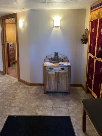 Village Nook,1 BR Apt.-on the Rail Trail, easy walk downtown. Отели в г. Саранак Лейк