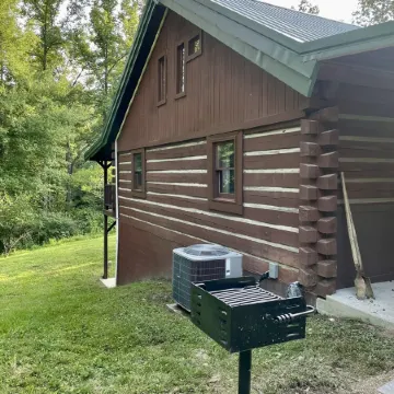 Quiet Cabin Nestled in Red River Gorge. Close to world class hiking and climbing