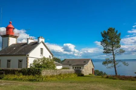 House with sea view under the Morgat lighthouse Отели рядом с достопримечательностью «Fun Park Crozon»