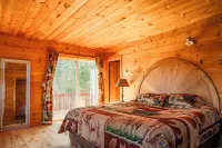 Lakeside Lodge with stunning views!