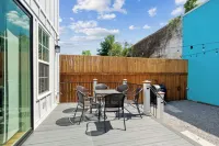 Spacious 5 BR 3.5 bath w private backyard Hotels in Garden District