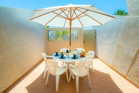 Bright townhouse facing the sea