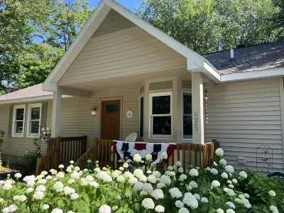 Three Bedroom, Newly Remodeled Home, Just Two Blocks From Downtown Glen Arbor... Spa Amira附近的飯店