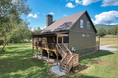 Creek Front and Gorgeous Mountain View’s, Fishing, Wood Fireplace, Firepit, WiFi