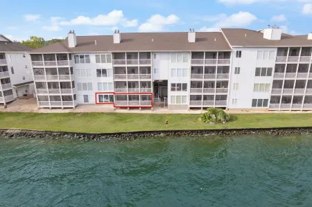 Beautiful Lakefront Condo - 2 Master Suites and Queen Sofa Bed