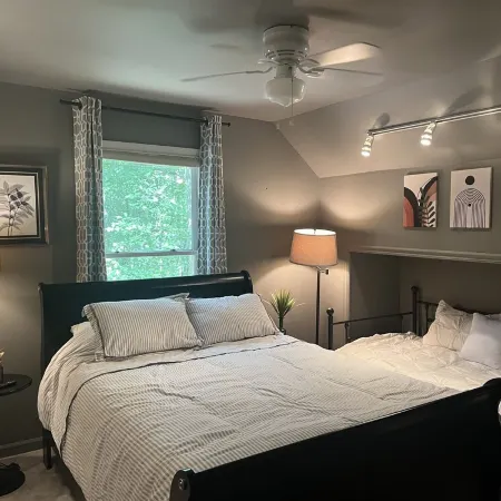Charming 3 BR, 2 Bath cabin located in quiet Clifftops and close to Sewanee