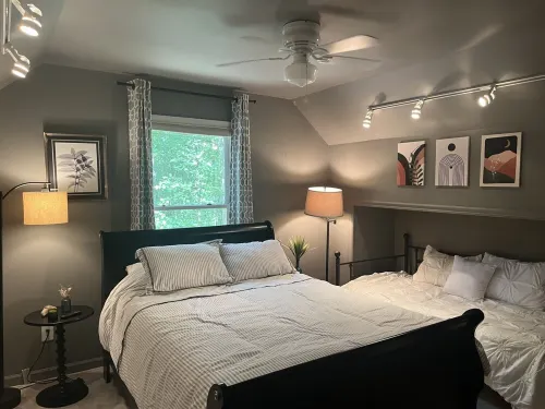 Charming 3 BR, 2 Bath cabin located in quiet Clifftops and close to Sewanee