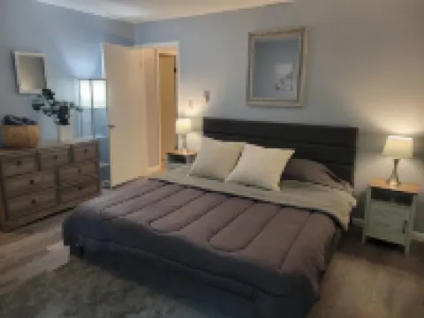 Modern. 5 min to Penn State Breakfast included, King bed, Game Room! Toftrees