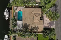 Palm Villa: New Remodel / Waterfront / Salt Water Pool!