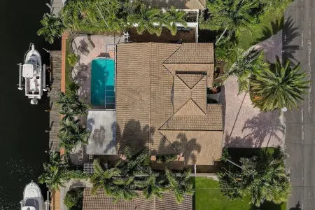 Palm Villa: New Remodel / Waterfront / Salt Water Pool!