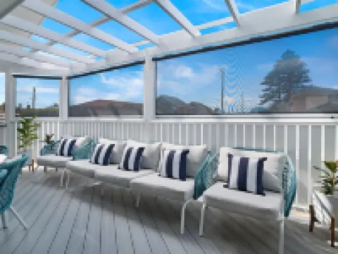 Entire Coastal Residential Family Home. Sleeps 12 - Lake & Beachside Property. シェルハーバーのホテル