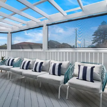 Entire Coastal Residential Family Home. Sleeps 12 - Lake & Beachside Property.