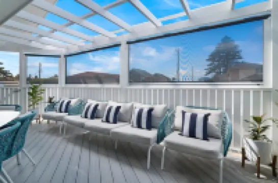 Entire Coastal Residential Family Home. Sleeps 12 - Lake & Beachside Property.