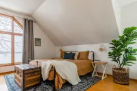 SPACIOUS and Stylish Lakefront Retreat, Views, Fireworks!, Fire pit