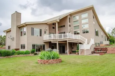 Imaculate home on 20 acres one mile off 1-15, minutes from Kolob Canyon.