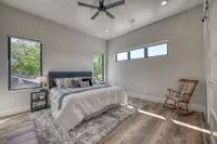 BEST ARM OF THE LAKE!  6 BR/5 1/2 BA, SLEEPS 14, POOL/SPA, COVERED DOCK W LIFT