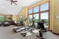 Luxury 5BR Escape-Private HotTub,  Pool&Splash Pad&Play Ground