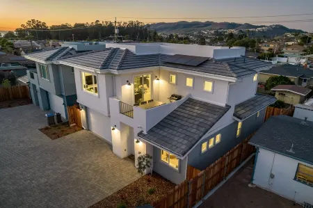 Saratoga Oceanview House w/ Rooftop Deck Отели рядом с достопримечательностью «Писмо Стейт Бич»