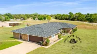 Holiday Decorations l Spacious l 1 Mile to Downtown Bandera l Dog Friendly