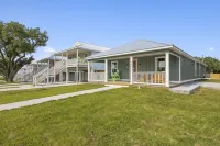 Beach Oasis 5-bedroom Single-Level Family Home within walking distance to Beach - مطابخ