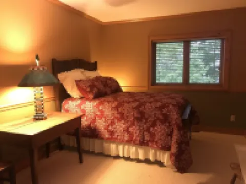 Lakeside Lodge Vacation Rental. See discounts below for less than 12 people.