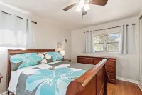 Mid-Century Vibes w/ Firepit Near UF/Downtown/Shands & Walk to Coffee Culture