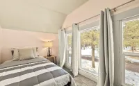 Serene Historic Cottage: Mountain Views, Hot Tub, Fire Pit, Fireplace, Snowbowl 카치나 피크스 와일더네스 주변 호텔
