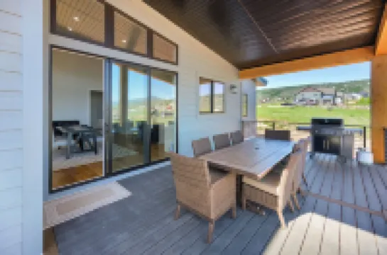 LAKE EFFECT LODGE, Full Ideal Beach Access: Pool~Hot Tub~Mini Golf~Sports~Games