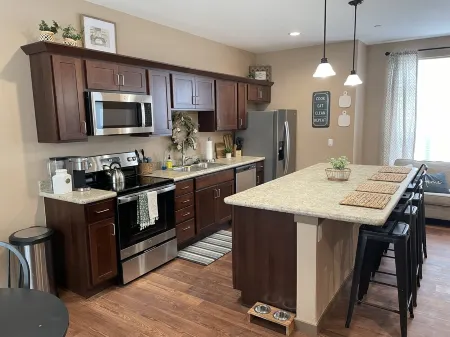 LOVELY 2 Bedroom Fully Furnished w/ Laundry